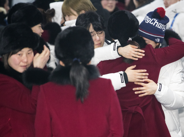 남북한 여자 아이스하키 단일팀이 26일 눈물의 작별인사를 나누었다./연합뉴스