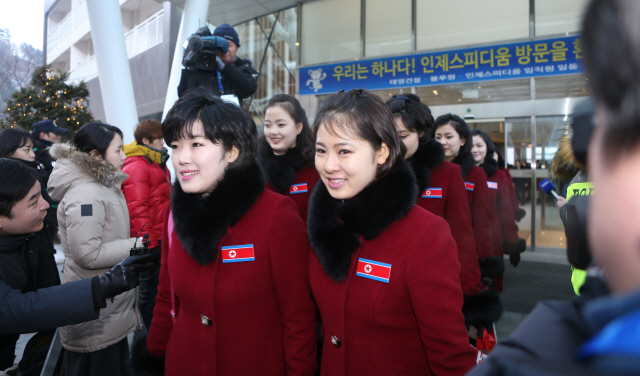 北 응원단, 오늘 북한으로 귀환…'통일 조국에서 다시 만납시다'