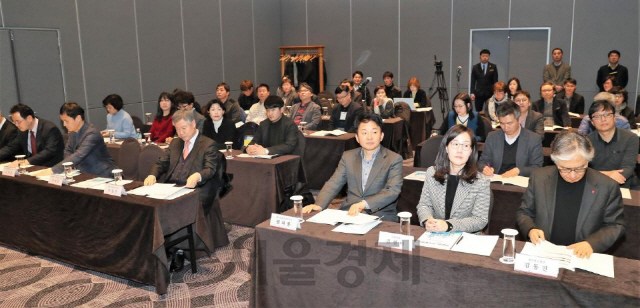 24일 제주시 한 호텔에서 제주도와 제주연구원, 김현아 의원이 공동주최한 지방 자주과세권 강화 토론회에서 김현아 국회의원(앞줄 오른쪽 두번째)과 원희룡 제주도지사 등이 토론회 발제를 듣고 있다.