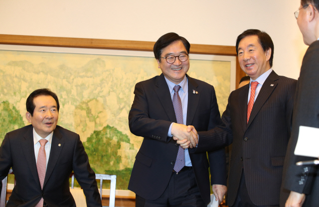 김성태(오른쪽) 자유한국당 원내대표가 26일 오전 국회에서 열린 정세균 국회의장-여야 3당 원내대표 회동에서  우원식(가운데) 더불어민주당 원내대표와 악수하고 있다./연합뉴스