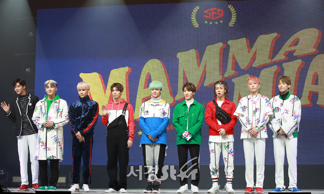 SF9이 26일 오후 서울 광진구 yes24 라이브홀에서 열린 SF9 네 번째 미니앨범 ‘맘마미아(MAMMA MIA)!’ 쇼케이스에 참석해 포토타임을 갖고 있다.