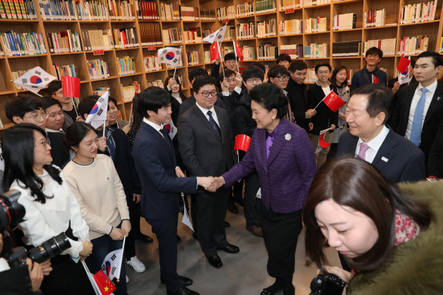 류옌둥(가운데 여성) 중국 국무원 부총리가 24일 서울대를 방문해 한·중 학생들과 간담회에 앞서 인사를 나누고 있다. 류 부총리의 오른쪽은 성낙인 서울대 총장. /사진제공=서울대