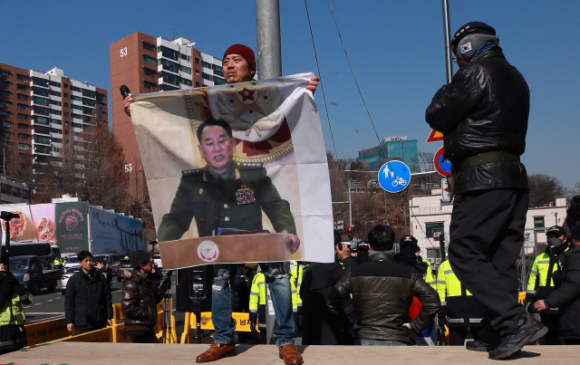 26일 오후 서울 광진구 워커힐 호텔 입구에서 열린 김영철 북한 노동당 중앙위원회 부위원장 방남 규탄 집회/연합뉴스