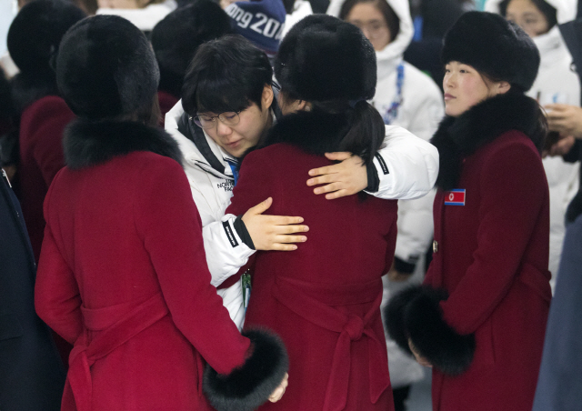 평창동계올림픽에서 역사적인 경기를 펼친 남북 여자 아이스하키 단일팀 선수들이 26일 작별 인사를 나누고 있다.    /강릉=연합뉴스