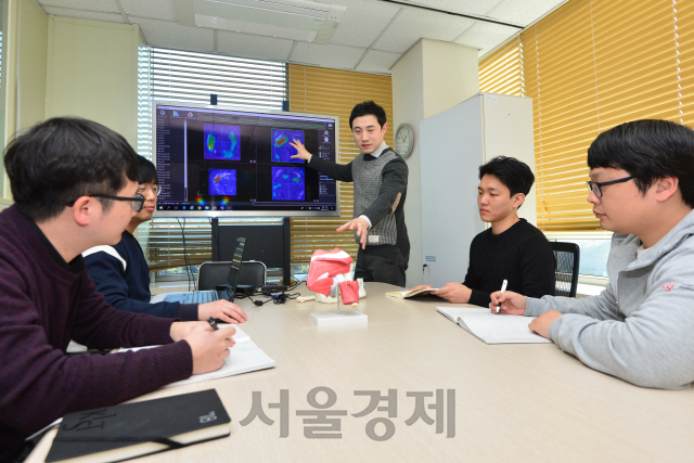 김영준 KIST 선임 연구원이 팀원들과 함께 AI 기반 의료영상 자동진단·3D 가시화 기술을 논의하고 있다.