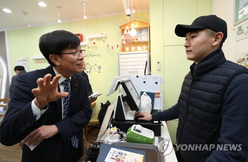 17일 오후 김상조 공정거래위원장이 세종시 아름동 김밥 가맹점인 바푸리를 방문, 점주와 이야기를 나누고 있다./연합뉴스