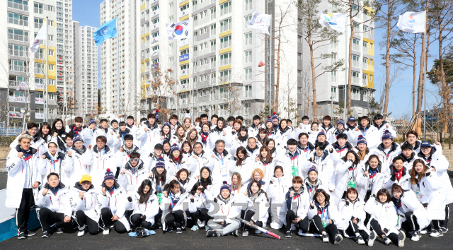 2018평창동계올림픽을 빛낸 태극전사들과 이기흥 대한체육회장, 김지용 선수단장 등이 26일 강릉선수촌 국기광장에서 대한민국 선수단 해단식을 마친 뒤 기념촬영을 하고 있다. /강릉=권욱기자