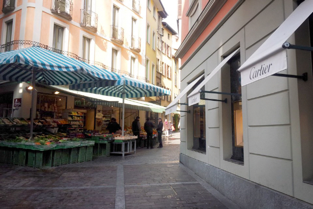 스위스 루가노 한 시장. 까르띠에 매장이 야채 등 식료품 가게 옆에 위치해 있다.