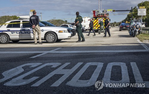 지난 14일 플로리다 주 고교 총기난사 사건 현장의 모습./EPA=연합뉴스