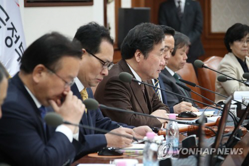 이낙연 국무총리가 20일 오전 서울 세종로 정부서울청사에서 열린 국무회의를 주재하며 발언하고 있다./연합뉴스