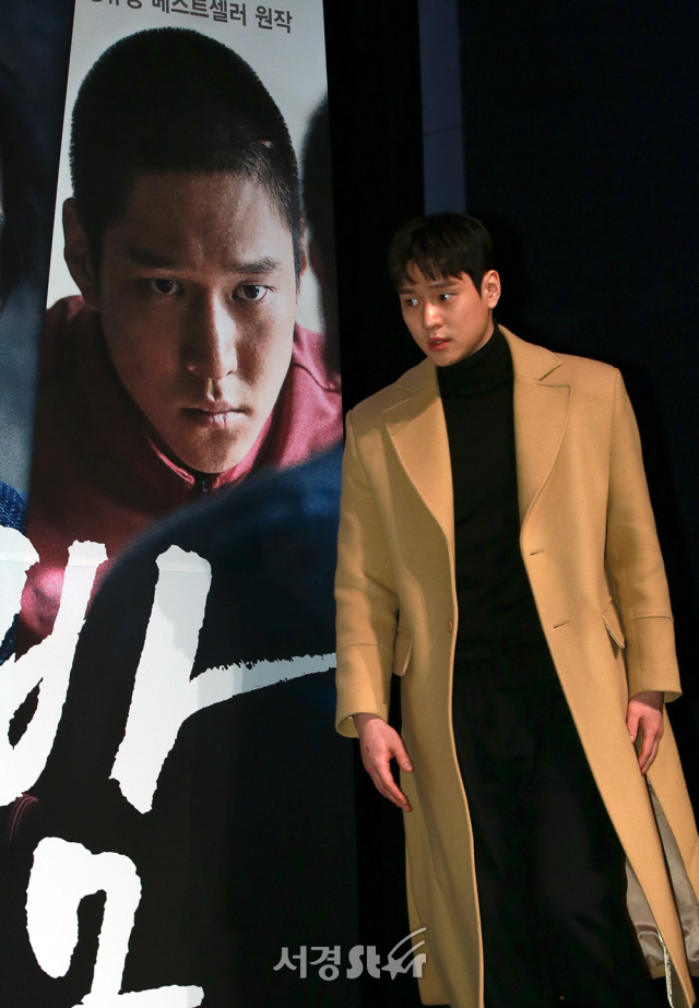 배우 고경표가 27일 오전 서울 강남구 CGV 압구정에서 열린 영화 ‘7년의 밤’ 제작보고회에 참석해 포토타임을 갖고 있다.