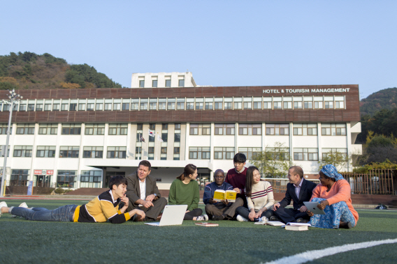 와이즈유가 외국인 유학생을 위해 100% 영어강의를 대폭 확대했다. 사진은 와이즈유 외국인 유학생들이 캠퍼스에서 활동하고 있는 모습./사진제공=와이즈유 영산대학교