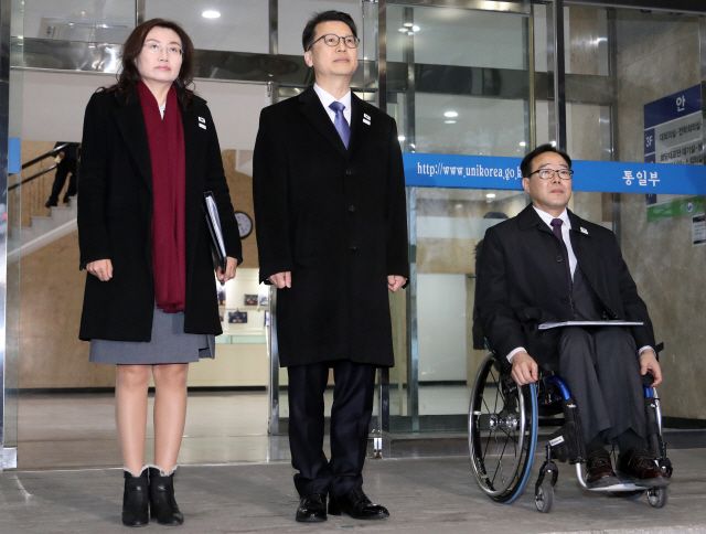 이주태 통일부 교류협력국장(가운데)을 단장으로 하는 통일부 대표단이 평창패럴림픽 북측 참가와 관련한 실무회담을 위해 27일 오전 서울 남북회담본부에서 판문점으로 출발하는 모습이다./연합뉴스