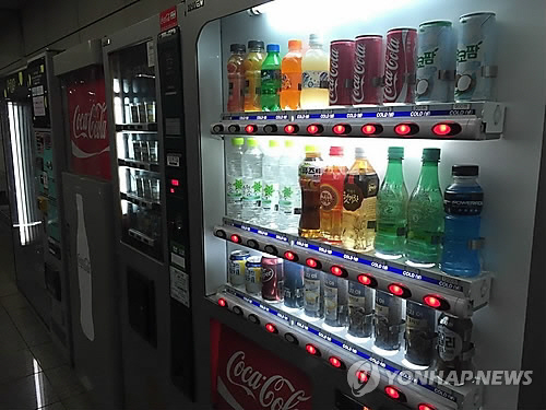 대학교에 있는 자판기에서 현금을 빼낸 A씨가 경찰에 구속됐다./연합뉴스