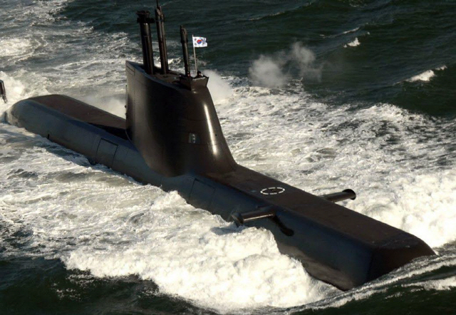 우리나라 해군의 재래식 잠수함인 209급(002)과 214급(003). 재래식 잠수함은 이미 잠항능력과 피탐지 능력 면에서 한계에 도달했다.