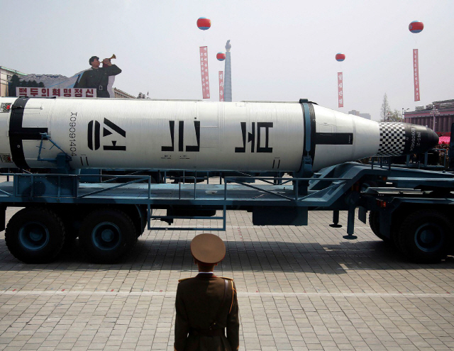 북한의 SLBM인 북극성 1호. 북한의 핵 선제 공격을 막으려면, 수중의 전략 미사일 기지인 원자력 잠수함이 필요하다.