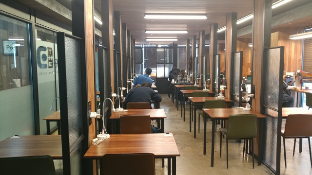 서울의 한 대학가에 자리한 스터디 카페에서 학생들이 공부하고 있다. /이재명기자