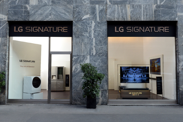 LG전자가 세계적인 명품가구 매장들이 들어서있는 이탈리아 밀라노 두리니 거리에서 초프리미엄 브랜드 ‘LG 시그니처’를 앞세워 프리미엄 마케팅을 강화하고 있다. LG전자가 지난해 말부터 운영하고 있는 ‘LG 시그니처 갤러리’에 올레드 TV와 세탁기, 냉장고, 가습공기청정기 등 ‘LG 시그니처’ 제품들이 ‘블랙 앤 화이트’ 인테리어와 함께 전시돼 있다. /사진제공=LG전자