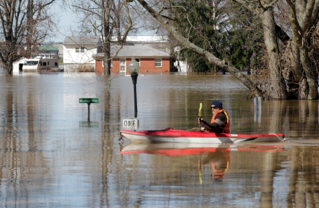 Louisville residents use boats and kayaks to get their homes along the Ohio River after it flooded Louisville, Kentucky, U.S., February 26, 2018. REUTERS/ John Sommers II      <저작권자(c) 연합뉴스, 무단 전재-재배포 금지>