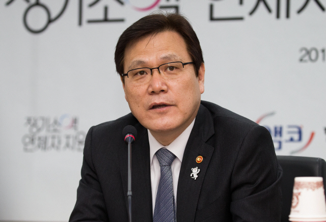 최종구 금융위원장이 지난 22일 서울 강남구 한국자산관리공사 서울서부지역본부에서 열린 ‘장기소액연체자 지원재단 출범식’에서 축사를 하고 있다./연합뉴스