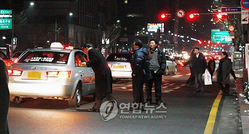 정부가 36년만에 택시 합승을 허용하는 방안을 검토하고 있다./연합뉴스