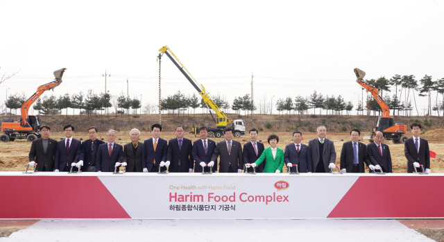 27일 전북 익산시 함열읍 익산제4산업단지에서 개최된 ‘하림푸드 콤플렉스 기공식’에서 참석자들이 발파 스타트 기어를 밀며 기념사진을 촬영하고 있다.(왼쪽 여섯번째부터) 황현 전북도의회 의장, 김종훈 농림축산식품부 차관보, 라승용 농촌진흥청장, 설훈 국회의원, 김홍국 하림그룹 회장, 조배숙 민주평화당 대표, 김종회 국회의원, 김도종 원광대 총장, 정헌율 익산시장. /사진제공=하림그룹