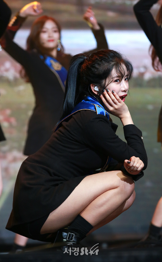 우주소녀 엑시가 27일 오후 서울 광진구 yes24 라이브홀에서 열린 우주소녀의 네 번째 미니앨범 ‘드림 유어 드림(Dream Your Dream)’ 쇼케이스에 참석해 무대를 선보이고 있다.