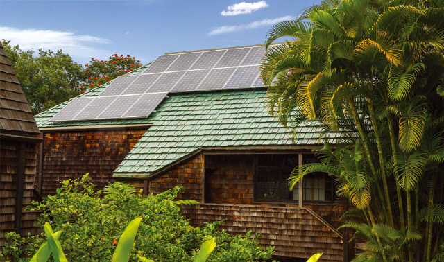 지붕을 통해서 : 저렴한 태양에너지 패널과 충분한 태양빛이 가정에 343메가와트의 전력을 공급한다.