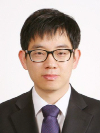 연구팀을 이끈 성균관대학교 김성웅 교수(위)와 군산대학교 이기문 교수
