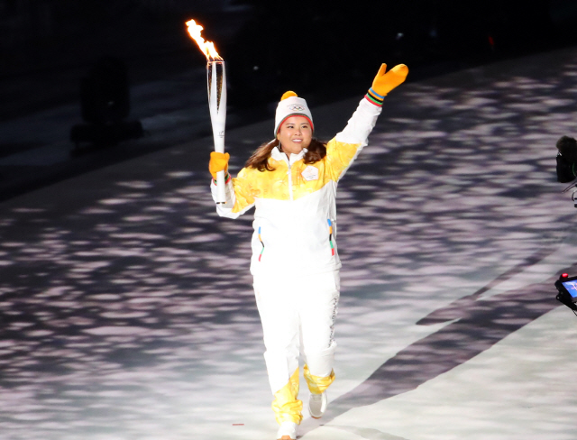 박인비가 지난 9일 평창올림픽 개막식에서 성화를 들고 달리며 관중에게 인사하고 있다. /연합뉴스