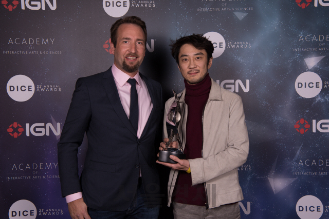 김창한(오른쪽) 펍지 대표와 브랜든 그린 펍지 크리에이티브 디렉터가 다이스어워즈에서 수상한 이후 기념촬영을 하고 있다. /사진제공=블루홀