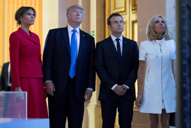 에마뉘엘 마크롱(오른쪽 두번째) 프랑스 대통령과 그의 아내 브리짓, 도널드 트럼프(왼쪽) 미국 대통령과 퍼스트레이디 멜라니아 트럼프/파리=AFP연합뉴스