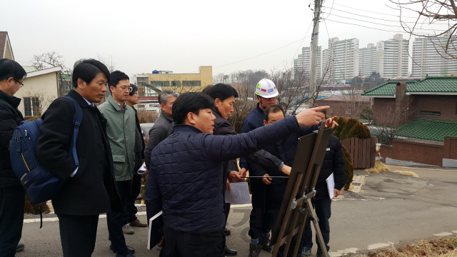 철도공단 충청본부가 서해선 건설현장에서 현장용지매수대책위원회를 개최하고 있다. 사진제공=한국철도시설공단 충청본부