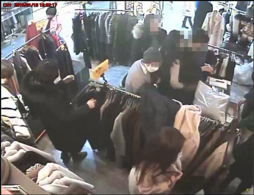 김씨가 상가 옷가게에서 소매치기 범행 대상을 물색하고 있는 모습./사진제공=서울 서초경찰서