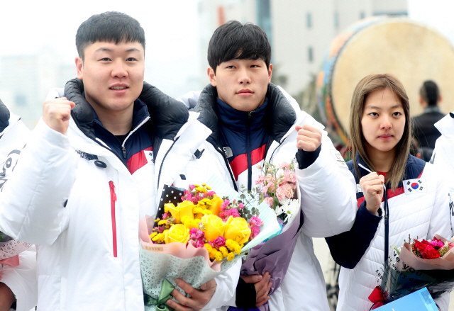 원윤종(왼쪽부터)과 윤성빈, 김보름이 28일 강원도청에서 열린 평창올림픽 참가선수단 환영식에서 기념촬영을 하고 있다. /연합뉴스