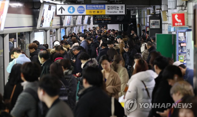 지난 27일 열차 운행이 중단된 서울역을 가득 메운 시민들./연합뉴스