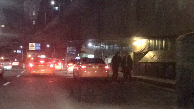 27일 새벽 1시 내부순환로 길음역 인근에 위치한 ‘미아리 텍사스’ 앞에서 서 남성 2명이 택시에서 내려 걷고 있다. /제보자 사진제공