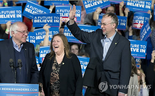 지난 2016년 3월 1일 당시 민주당 대선 경선후보인 샌더스 상원의원(왼쪽부터)이 부인 제인, 아들 레비와 함께 버몬트주 에식스 정크션의 집회에 참석한 모습./AP=연합뉴스