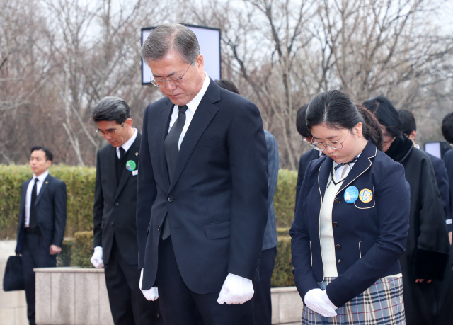 문재인 대통령이 28일 오전 국가기념일로 지정된 2ㆍ28 민주운동 첫 기념식 참석에 앞서 대구 달서구 2·28 민주운동기념탑 광장을 찾아 2·28운동, 3·15의거, 4·19혁명, 5·18운동 관계자 및 당시 참여했던 학교의 학생들과 함께 묵념하고 있다. /연합뉴스