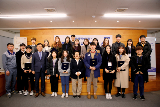 김인순(첫째줄 왼쪽 일곱번째) 매일유업 명예회장와 임직원과 장학생들이 27일 매일유업 평택공장에서 열린 ‘제22기 진암장학 재단 장학증서 수여식’에서 기념촬영을 하고 있다. 이날 수여식에서는 총 37명의 학생을 선정, 약 8,000여 만원의 장학금과 장학증서를 전달했다. 진암장학재단은 1996년 설립 이후 22년 동안 총 650여 명의 학생들에게 약 11억여 원의 장학금을 지원했다. /사진제공=매일유업