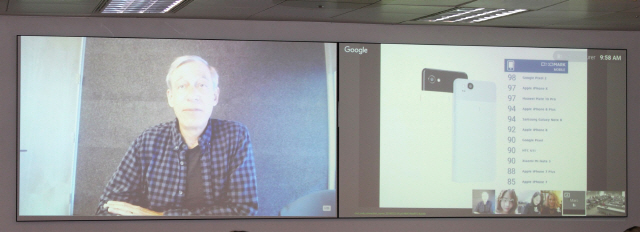 마크 르보이(왼쪽) 구글 디스팅귀시드 엔지니어가 28일 역삼동 구글코리아 사무실에서 열린 화상 기자간담회를 통해 인공지능(AI) 기술을 활용한 스마트폰 카메라 기능 향상과 관련해 강연하고 있다. /사진제공=구글코리아