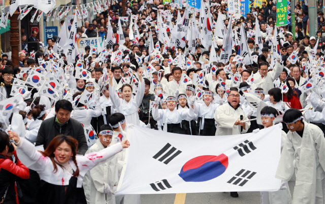 3·1절을 하루 앞둔 28일 부산 동구에서 시민들이 부산·경남 지역 만세운동의 구심점 역할을 했던 ‘일신여학교 만세운동’을 재현하고 있다.       /부산=연합뉴스