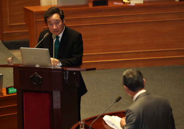 이낙연 국무총리가 28일 국회 본회의에서 김학용 자유한국당 의원의 김영남 방남에 관한 긴급현안 질문을 듣고 있다./연합뉴스