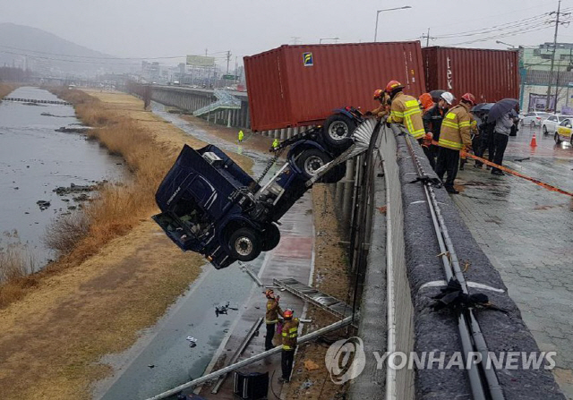 빗길 급제동 트레일러 안전펜스 뚫고 추락 직전 멈춰 ‘아찔’