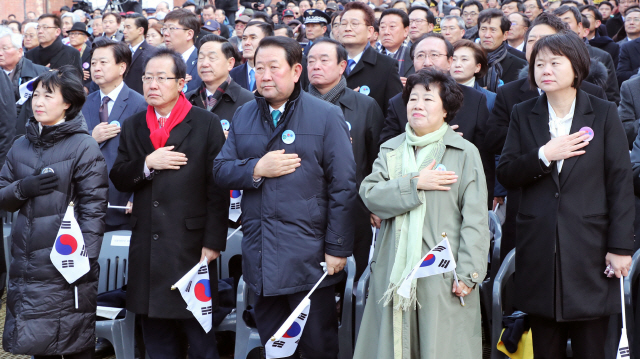 1일 오전 서울 서대문형무소 역사관에서 열린 제99주년 3ㆍ1절 기념식에 참석한 여야 대표들이 국기에 대한 경례를 하고 있다. /연합뉴스