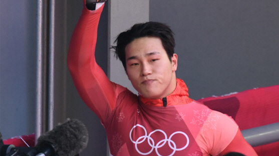 윤성빈이 지난달 15일 평창올림픽 남자 스켈레톤 첫날 경기를 마친 뒤 홈 관중을 향해 손을 흔들고 있다. /평창=권욱기자