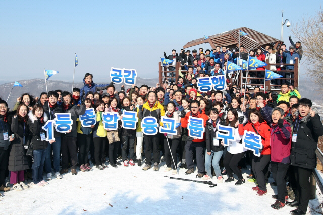 1일 손태승(앞줄 가운데) 우리은행장과 직원들이 경기도 파주시 구도장원길에서 ‘공감동행’ 행사를 진행한 뒤 기념촬영을 하고 있다./사진제공=우리은행