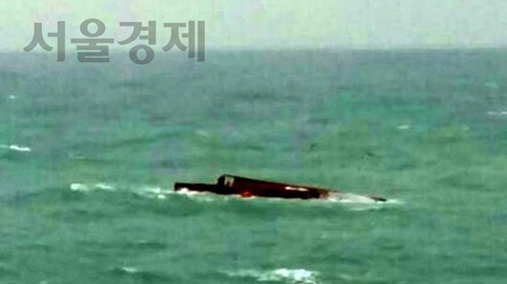 전복된 '근룡호' 수색 난항…실종자 7명 중 2명 숨진채 발견