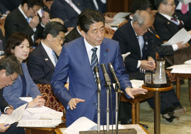 아베 신조 일본 총리가 1일 참의원 예산위원회에서 의원질의에 답하고 있다. 아베 총리는 이날 ‘가짜 데이터’ 논란에 휩싸였던 재량노동제를 ‘일하는 방식 개혁’ 법안에서 분리 처리하겠다고 밝혔다.     /도쿄=교도연합뉴스