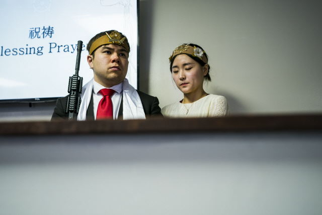 반자동 소총을 메고 결혼식에 참석한 한 커플 / (EPA)연합뉴스